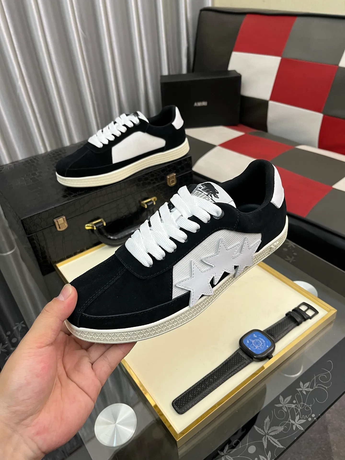Men's shoes 💰420⌚️⌚️《AMIR*》New men's low-top casual sports sneakers bone shoes, another pair of irresistible bone shoes. Bone shoes are one of AMIRI's most popular items. They use first-layer cowhide uppers. The side bones are made of two cowhide laminations. They have a three-dimensional feel. The leather incisions are all oil-edged. Contrasting color design. Simple style. Fashionable sports. Customized metal LOGO nameplate to embellish shoelaces. Exclusive control of top version. Supports comparison. Breathable mesh lining Original rubber outsole A must-have item for daily leisure Suitable for various occasions Check it out if you are looking for high quality Super cool uppers Size: 38-445️⃣ Colors available